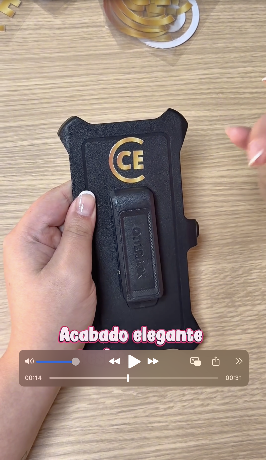Sticker dorado de alto relieve pegado en case de celular
